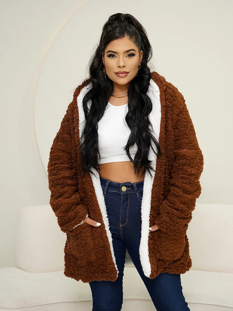 Casaco Teddy Bear Peluciado Dupla Face com Capuz e Bolsos – Manga Longa