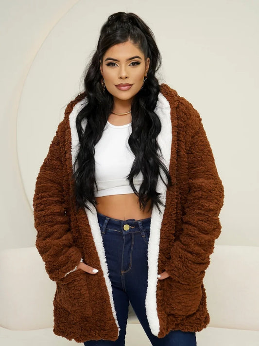 Casaco Teddy Bear Peluciado Dupla Face com Capuz e Bolsos – Manga Longa